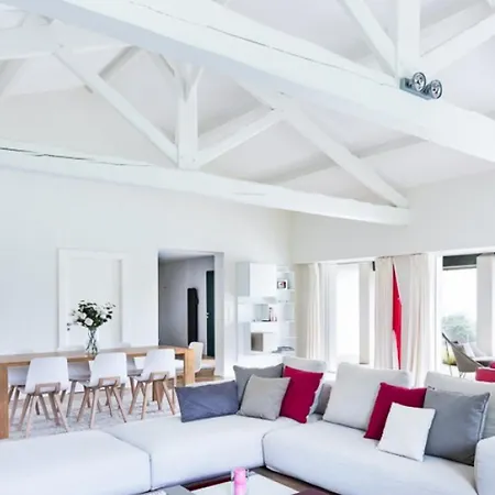 Spacieuse De Avec Piscine Privée