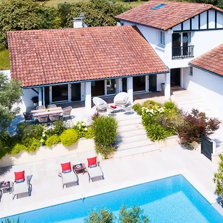 Spacieuse De Avec Piscine Privée Hébergement de vacances